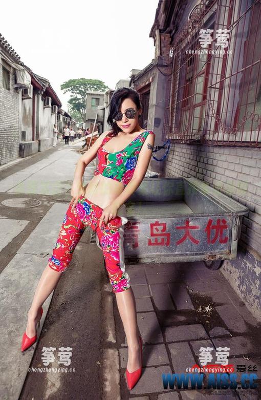 去理发店？爱丝的写真集让你直接享受强制服务！