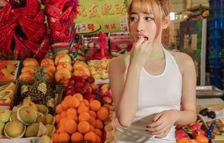 爱丝拓展你的视野：在线美图，丝脚踩在路上，俨然是脚下小宇宙的开启！