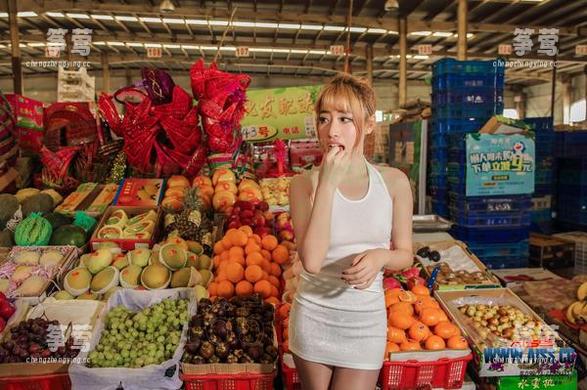 爱丝拓展你的视野：在线美图，丝脚踩在路上，俨然是脚下小宇宙的开启！