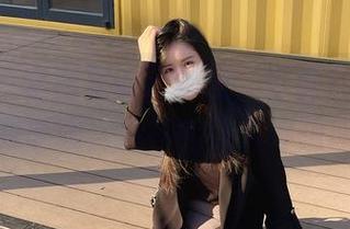 微密圈 - 套图里的蕾丝裙，好像July芝岚在对我眨眼，油亮得让人浮想联翩。