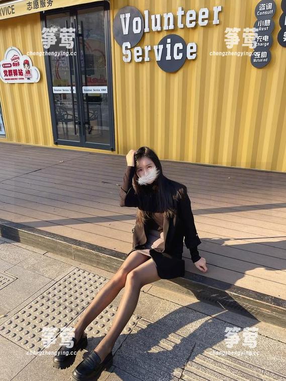 July芝岚 微密圈 - 套图里的蕾丝裙,好像July芝岚在对我眨眼,油亮得让人浮想联翩。