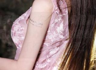 MyGirl美媛馆 - 在线欣赏绮里嘉Carina的圣诞图集:小心你家猫会被她的美惊艳到,不如给它发一张?