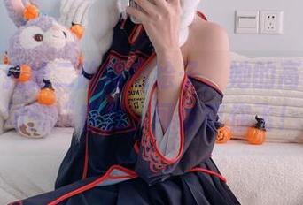 原图委托给二阶堂宅绘子,她的高跟鞋说了句:“穿我,可以带你飞!”