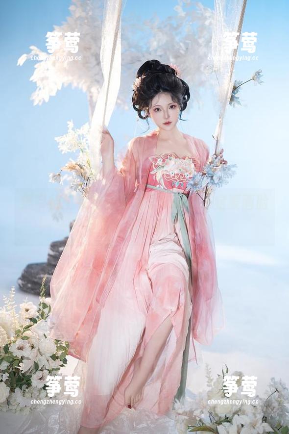 夏夏子 绑带特工来啦,夏夏子cos不一定要画脸,美图也能引起注意哦!