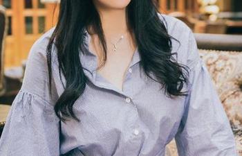 头条女神 - 泳装原图:刘菲菲的泳装“仪式”,让我不得不想象她跟水水的密切关系。