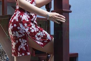 头条女神 - 古丽苏的泳衣精选图片:拥抱蔚蓝,寻找月光下的倒影