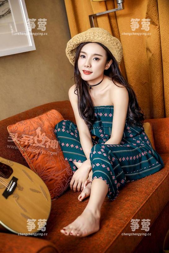 头条女神-曼苏拉娜 头条女神 - 现在就来下载曼苏拉娜的性感小背心图片,一张看了你可能会开始拍腿!