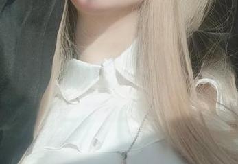 女主K的女王图集更新一次,动作+眼神组合,那小心思真让人……”啧啧”。