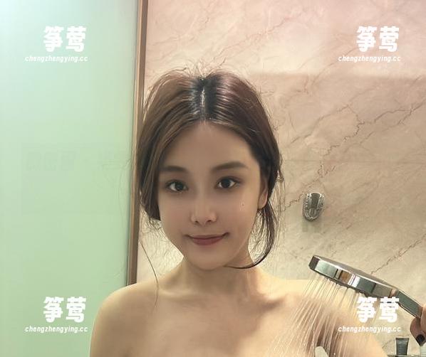 奶雯 微密圈 - 奶雯和她定制的写真:我在白衬衣与红色之间徘徊…