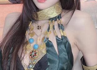 小小奶瓶儿的吊带写真,出乎意料的搭配和意想不到的走位,绝了!