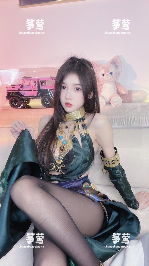 小小奶瓶儿 小小奶瓶儿的吊带写真,出乎意料的搭配和意想不到的走位,绝了!