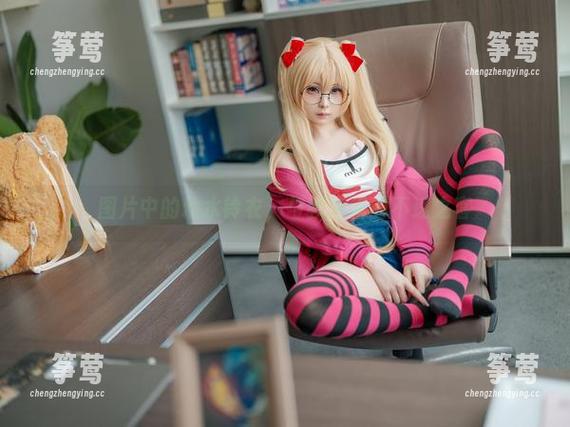 幼水铃衣 图片中的幼水铃衣,与教室里的不速之客