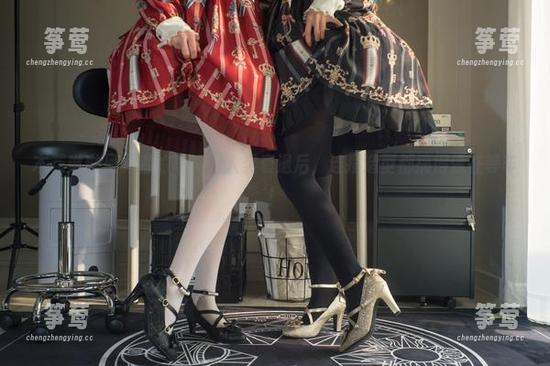 木花琳琳是勇者 木花琳琳是勇者的写真:人类衰退后,连摆造型都搞得像在等车!