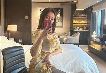 微密圈 - 果儿Victoria的短裙图包,真是让我好奇心爆棚,想象她在每个场景中活用短裙的魔力。