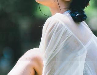 尝试理解清水由乃的美脚合集,结果发现我宁愿盯着脚看,因为她让其他部分显得不那么重要。
