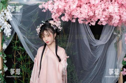 听说爆机少女喵小吉的作品集更新了，镜花水月或许是喵星人的又一次遨游？
