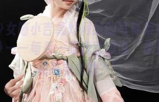 爆机少女喵小吉轰炸网络的写真集《灼灼其华》——每看一眼我就想说‘你是哪个花卉协会的?’