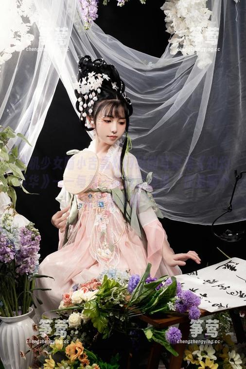 爆机少女喵小吉 爆机少女喵小吉轰炸网络的写真集《灼灼其华》——每看一眼我就想说‘你是哪个花卉协会的?’