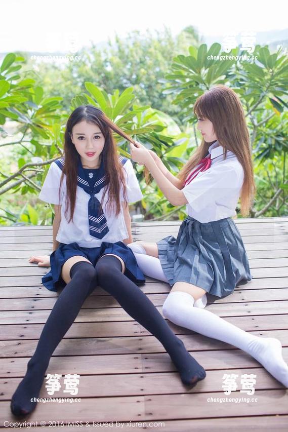 爱蜜社-格格污巫 爱蜜社 - 格格污巫的办公室写真,有点玩味、有点假装“专心致志”
