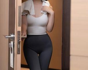 秀人网 - 分享一下，养乐多Doll和她的棉袜组合，让人想蹲下欣赏一下…