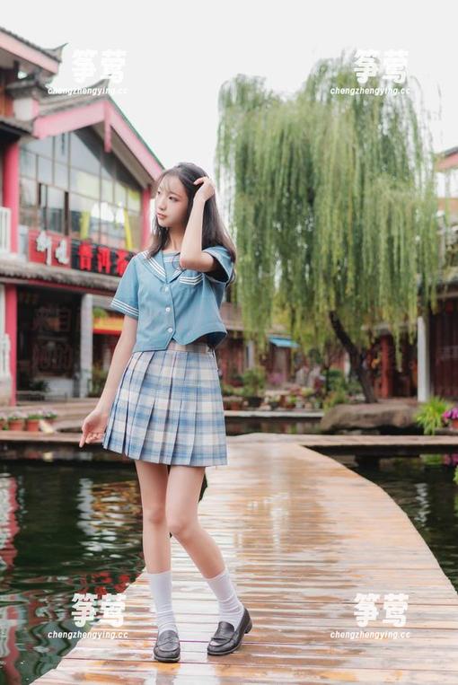 西瓜少女 来自西瓜少女的自拍集,原图里我只赞叹她的道具和布局,根本想评点她的妆容。