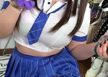 贝贝琪Becky的最新套图，温柔得让我想问：#你跟我说说你们的事吧？