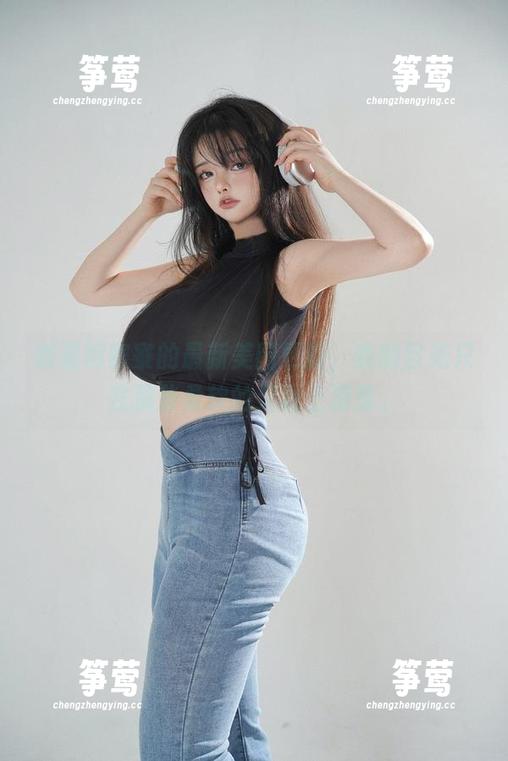 阿寨寨 细看阿寨寨的最新美图更新,我的目光只在那些柔软的足趾上游荡。