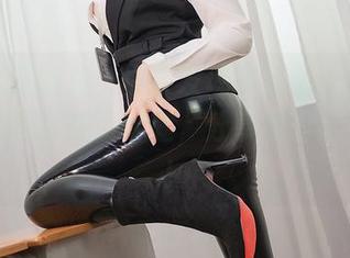 点开这张图片，你会发现雯妹不讲道理的连衣裙为何成为话题，分享我的思考，哎！