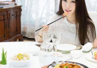 魅妍社 - Wendy智秀的网袜挑战:美图也要考验腿部曲线!