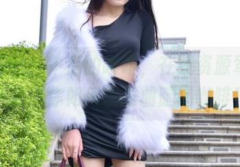 魔镜街拍：午后的咖啡，在线资源驾到，顺便教你如何优雅曲腿喝咖啡！