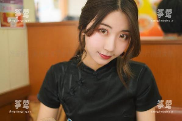 黑川 准备好,黑川带来了小恶魔本的惊艳JK制服cos,照片构图太有意思了
